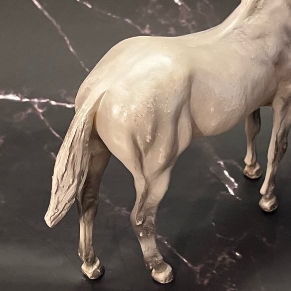 Breyer Horse Classic Freedom Pearly Grey Glossy Thoroughbred Horse - Picture 3 of 6